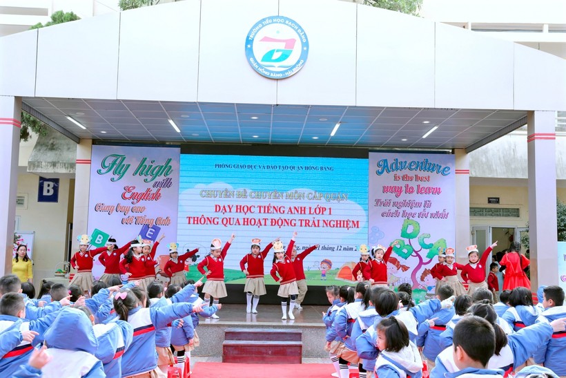 HS Trường Tiểu học Bạch Đằng tự tin biểu diễn trên sân khấu.