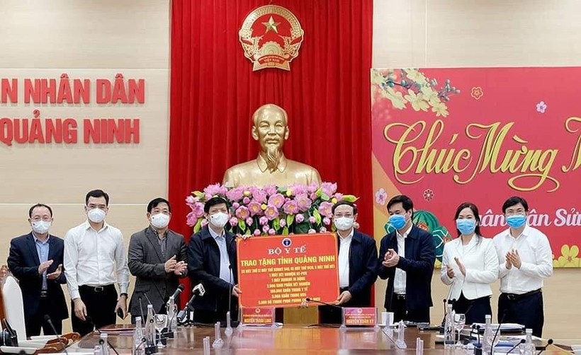Bộ trưởng Nguyễn Thanh Long trao tặng các trang thiết bị y tế phòng chống dịch cho tỉnh Quảng Ninh. 