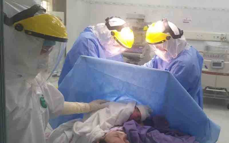 Các bác sĩ Bệnh viện Sản Nhin Quảng Ninh phẫu thuật lấy thai thành công cho sản phụ dương tính với SARS-CoV-2