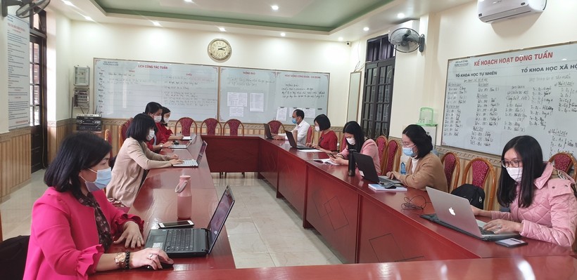 GV Trường THCS Lê Chân, quận Lê Chân đang rà soát HS tham gia học và soạn bài để lên lớp online 