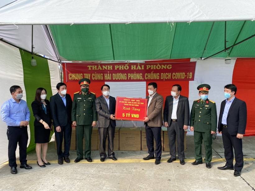 Lãnh đạo TP Hải Phòng trao kinh phí hỗ trợ phòng chống dịch cho tỉnh Hải Dương.
