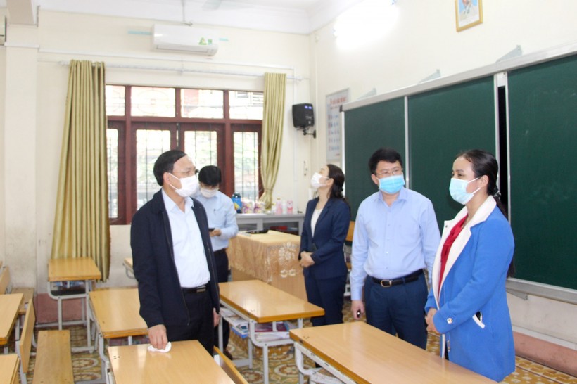 Bí thư Tỉnh ủy Quảng Ninh Nguyễn Xuân Ký (ngoài cùng, bên trái) kiểm tra tại Trường Tiểu học Hữu Nghị, TP Hạ Long