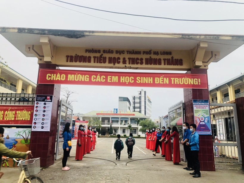 Trường Tiểu học và THCS Hùng Thắng ngày đầu đến trường sau kỳ nghỉ Tết và nghỉ dịch dài ngày.