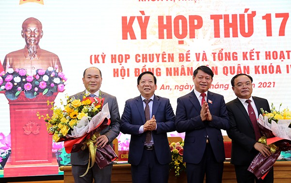 Ông Nguyễn Trường Sơn ( ngoài cùng bên phải) được bầu giữ chức Chủ tịch UBND quận Kiến An