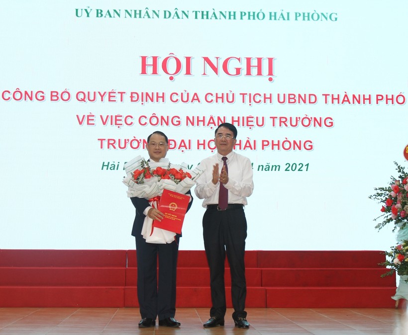 Phó Chủ tịch UBND TP Hải Phòng Lê Khắc Nam (bên phải) trao quyết định công nhận Hiệu trưởng Trường Đại học Hải Phòng cho PGS.TS Nguyễn Hoài Nam