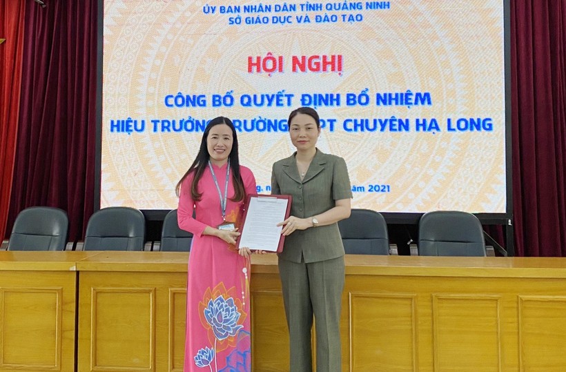 Bà Đỗ Thị Diệu Thúy (bên trái) được bổ nhiệm Hiệu trưởng Trường THPT chuyên Hạ Long.