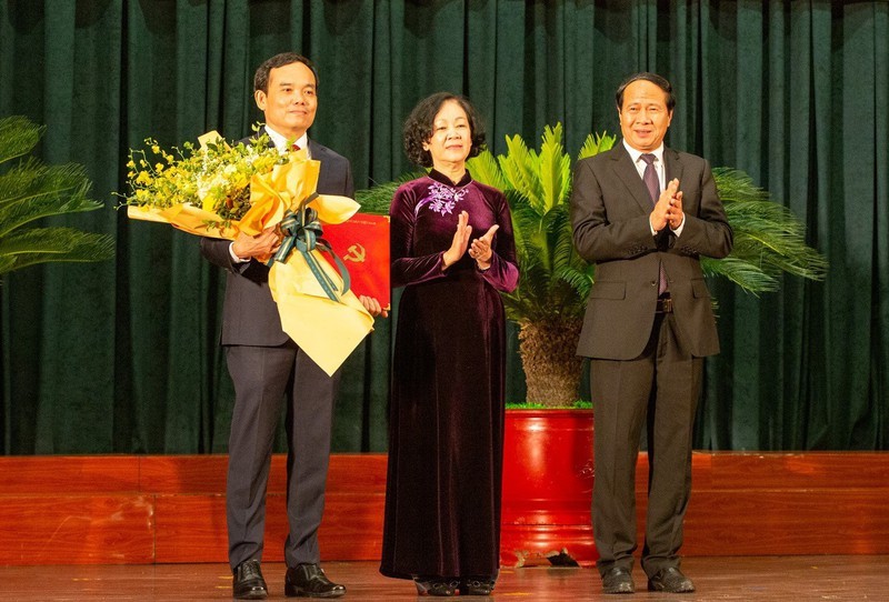 Bà Trương Thị Mai, Ủy viên Bộ Chính trị, Bí thư Trung ương Đảng, Trưởng Ban Tổ chức Trung ương trao quyết định và chúc mừng tân Bí thư Thành ủy Hải Phòng Trần Lưu Quang (bìa trái)