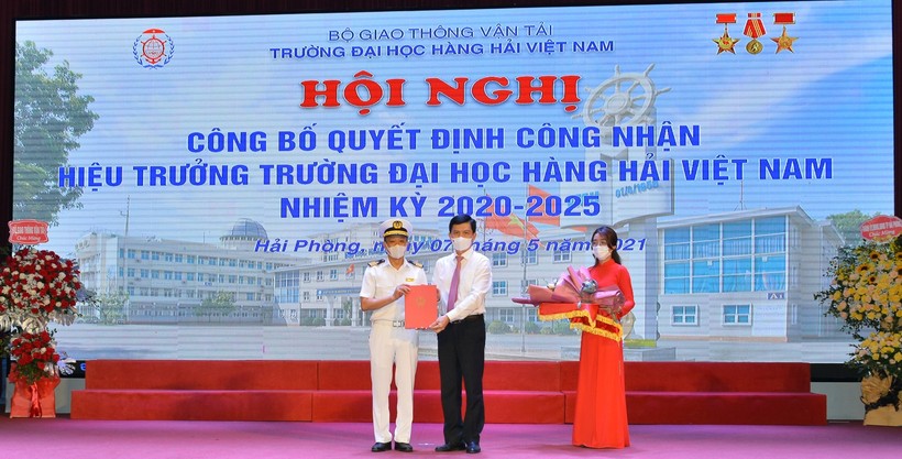 Lãnh đạo Bộ Giao thông Vận tải trao quyết định và tặng hoa cho Hiệu trưởng Trường Đại học Hàng hải Việt Nam