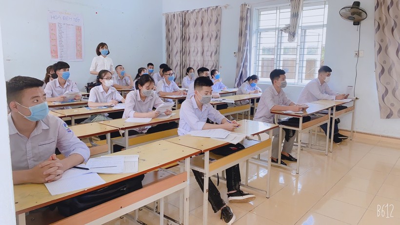 Cô trò Trường THPT Quảng La, TP Hạ Long trong giờ học sáng ngày 10/5