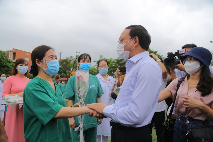 Bí thư Tỉnh ủy Quảng Ninh Nguyễn Xuân Ký động viên các cán bộ, y, bác sĩ trước giờ họ lên đường hỗ trợ tỉnh bạn.