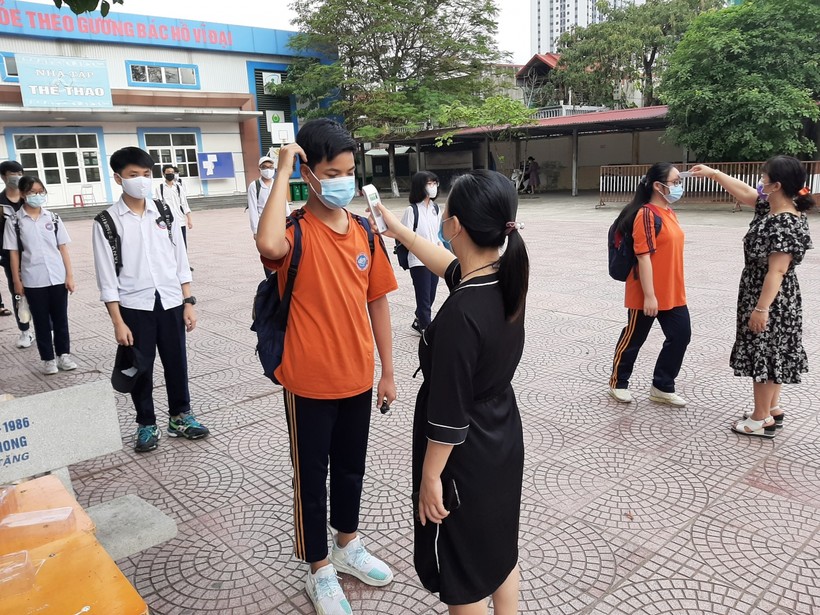 Học sinh lớp 9, Trường THCS Lê Hồng Phong, quận Ngô Quyền kiểm tra thân nhiệt trong những ngày ôn tập trục tiếp tại trường.