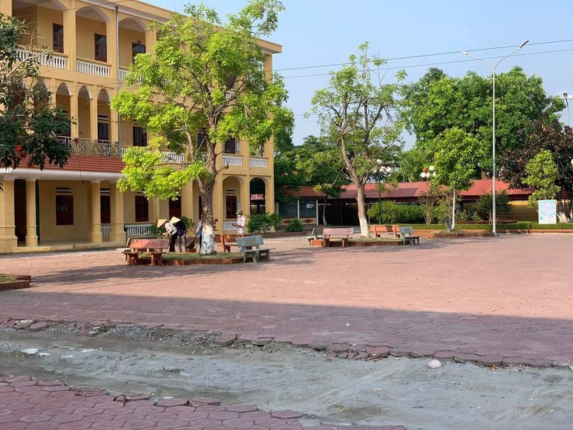 Trường THPT Tô Hiệu, huyện Vĩnh Bảo vệ sinh trường lớp chuẩn bị cho kỳ thi vào lớp 10 năm 2021.