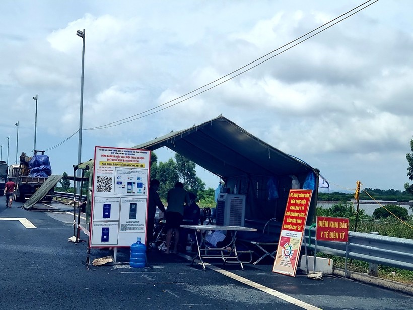 Chốt kiểm soát dịch bệnh tại cầu Bạch Đằng (TX Quảng Yên, tỉnh Quảng Ninh)