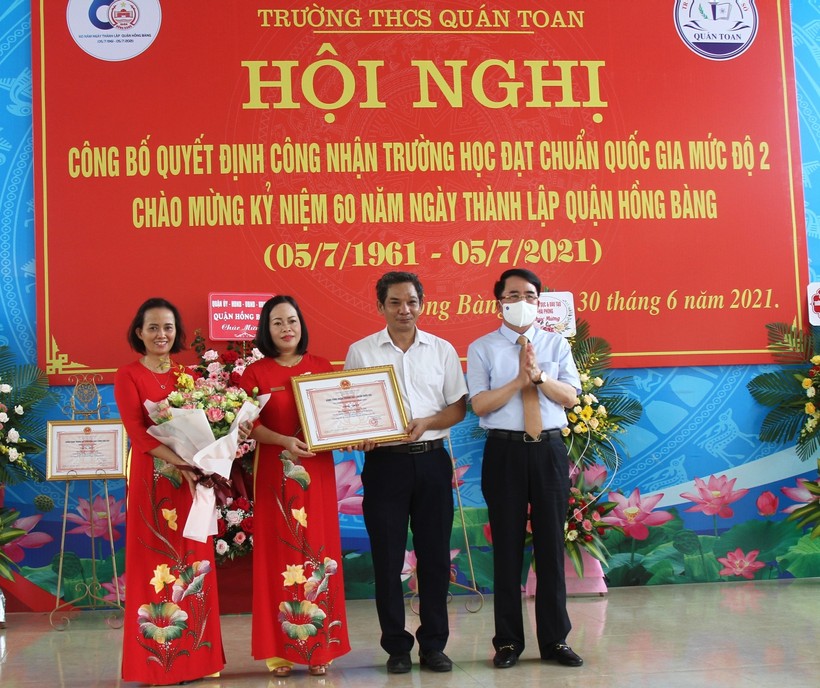 Phó Chủ tịch UBND TP Hải Phòng Lê Khắc Nam trao Bằng công nhận trường học đạt chuẩn quốc gia mức độ 2 cho Trường THCS Quán Toan
