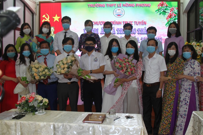 Thầy cô Trường THPT Lê Hồng Phong đón nhận những bó hoa tươi thắm của học trò