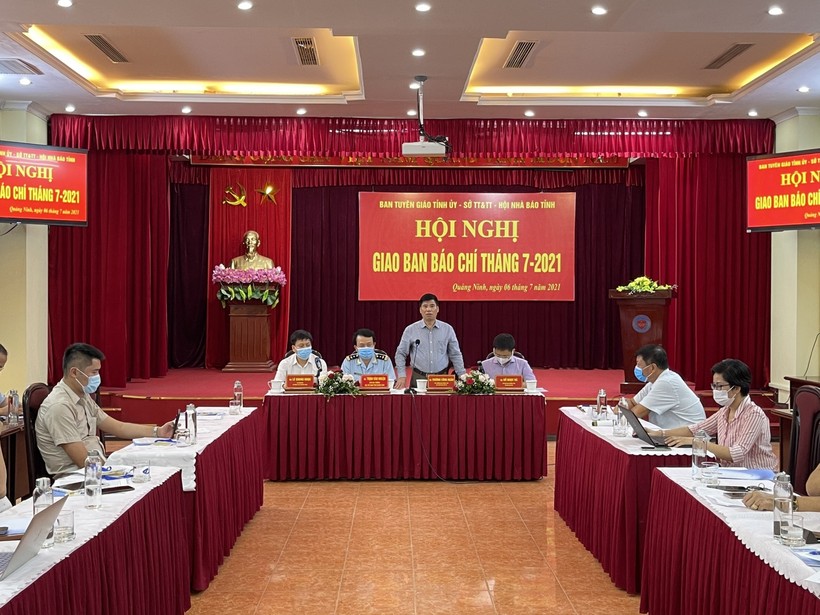 Đại diện Cục Hải quan Quảng Ninh dự họp báo tháng 7 và cung cấp thông tin cho báo chí.