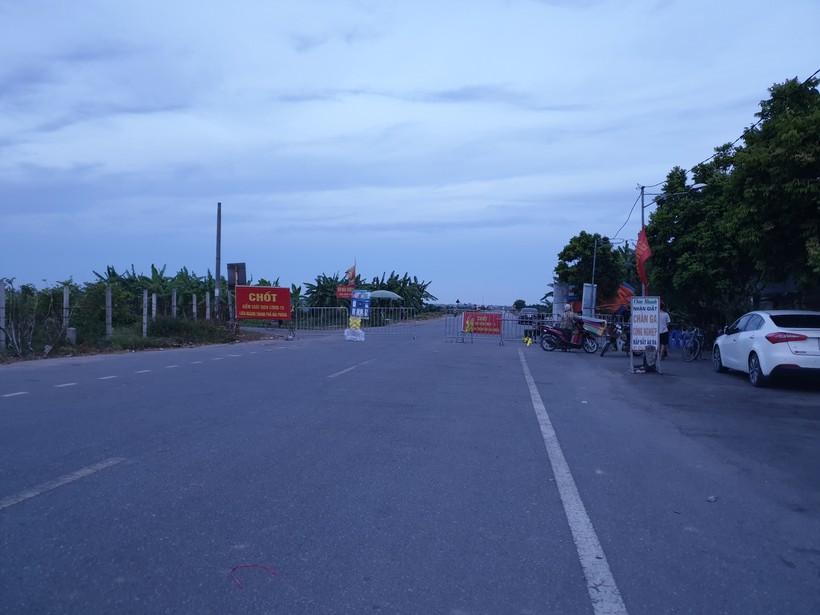 Chốt kiểm soát dịch cầu Chanh, đoạn giáp ranh giữa huyện Vĩnh Bảo (TP Hải Phòng) với huyện Tứ Kỳ (tỉnh Hải Dương)