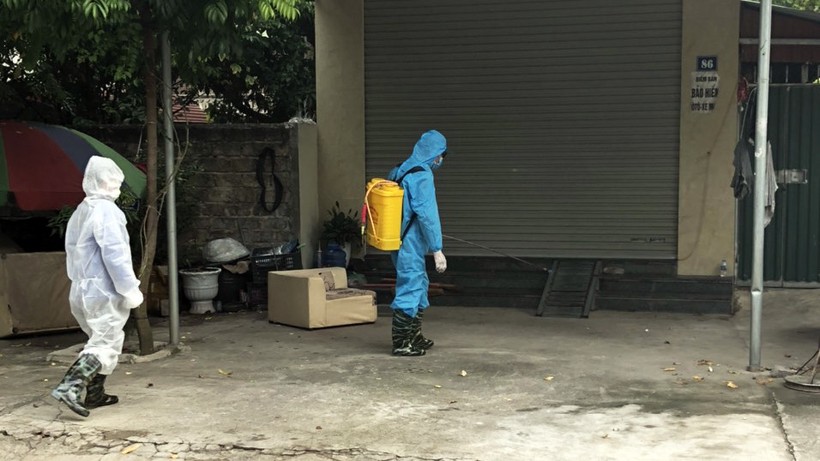 Sáng 21/7, Quảng Yên hoàn tất việc phun khử khuẩn tại nhà F0 và các khu vực liên quan.