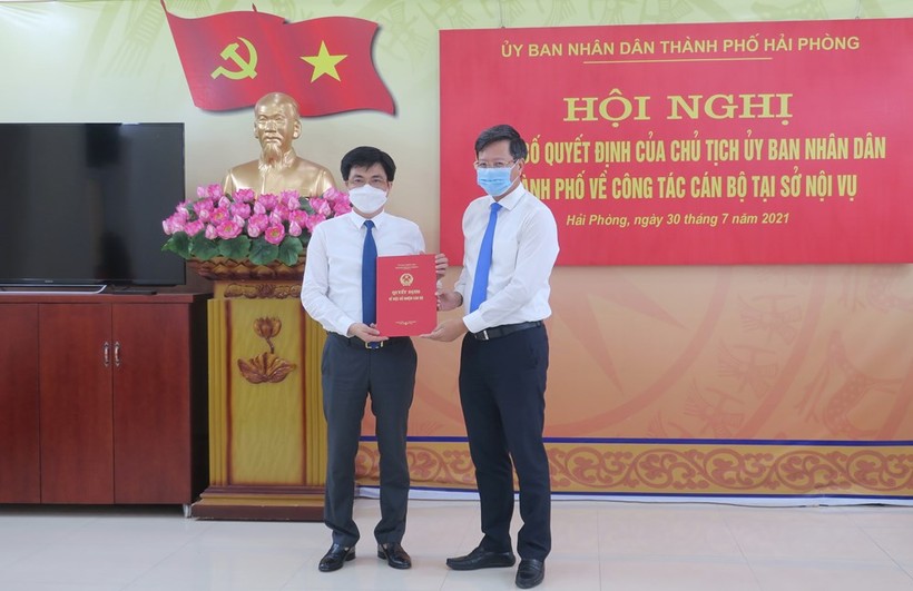 Phó chủ tịch UBND TP Hải Phòng Lê Anh Quân trao quyết định bổ nhiệm cho ông Hoàng Văn Đức
