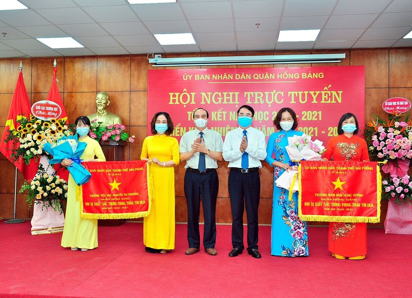 Lãnh đạo TP Hải Phòng khen thưởng Phòng GD&ĐT quận Hồng Bàng