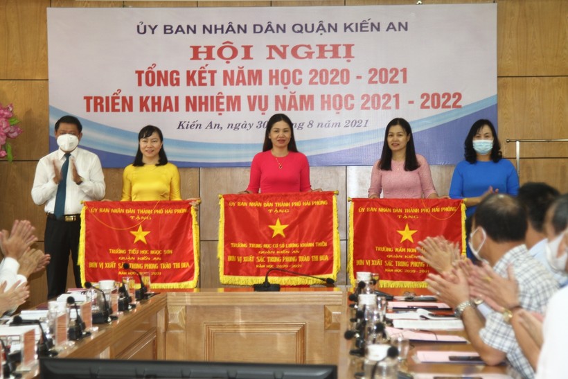 Trường học thuộc 3 cấp học tại quận Kiến An vinh dự nhận cờ thi đua của thành phố.