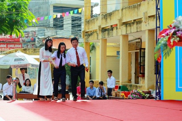 Thầy Nguyễn Minh Quý bên cô học trò khiếm thị Nguyễn Ngọc Phương Chi trong lễ khai giảng năm học 2018-2019 (ảnh tư liệu)