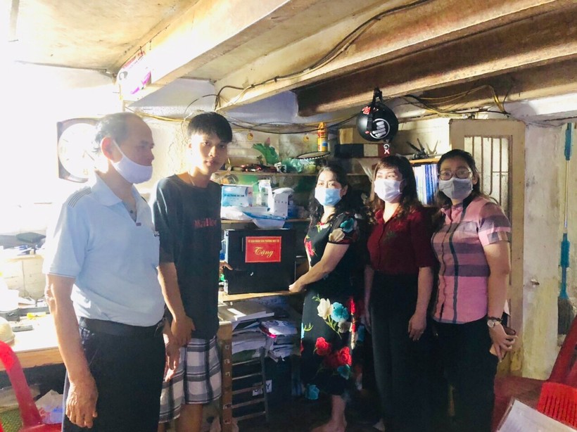 Ban Khuyến học phường Máy Tơ trao tặng máy tính cho em Trần Mạnh Cường