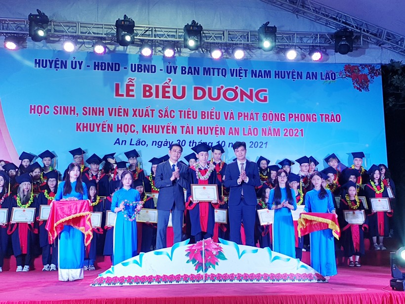 Lãnh đạo Sở GD&ĐT Hải Phòng cùng lãnh đạo huyện An Lão tặng khen học sinh xuất sắc tiêu biểu.