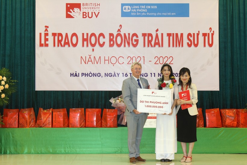 Hịệu trưởng Trường Đại học Anh quốc tại Việt Nam trao học bổng cho Phương Anh.