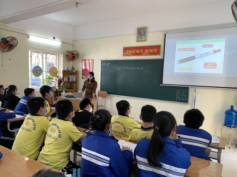 Lớp 6A8, Trường THCS Đằng Hải, quận Hải An, TP Hải Phòng được cô giáo tuyên truyền về thuốc lá điện tử trong tiết sinh hoạt lớp.