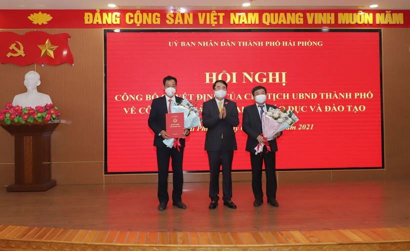 Lãnh đạo TP Hải Phòng trao quyết định, tặng hoa cho ông Phạm Quốc Hiệu và ông Vũ Văn Trà