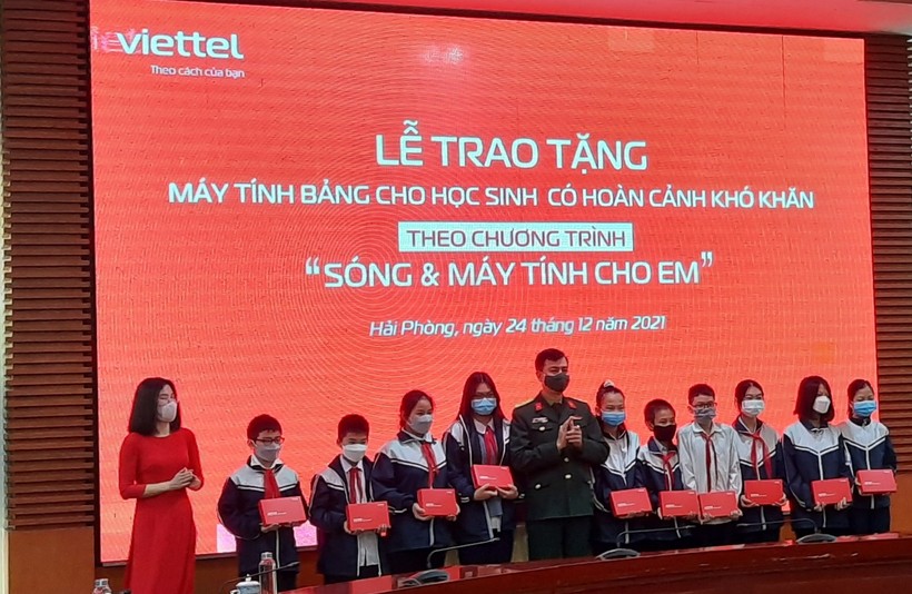 Sự kiện Viettel trao tặng 2.819 máy tính bảng cho học sinh nghèo tại Hải Phòng đã mang lại ý nghĩa nhân văn sâu sắc