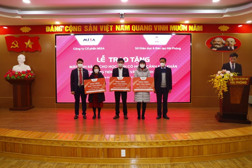 Công ty MISA trao tặng 455 máy tính bảng cho học sinh khó khăn trên địa bàn huyện Cát Hải, Lê Chân, Kiến Thụy