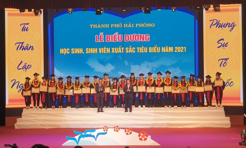 Thứ trưởng Bộ GD&ĐT Hoàng Minh Sơn và Chủ tịch UBND TP Nguyễn Văn Tùng chụp hình lưu niệm cùng các học sinh được vinh danh