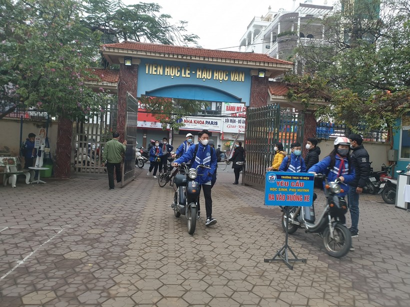 Học sinh Trường THCS Tô Hiệu, quận Lê Chân đến trường sớm chủ động giờ vào lớp
