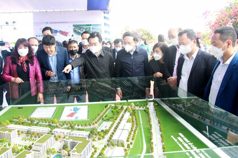 Lãnh đạo tỉnh Quảng Ninh và thị xã Quảng Yên thăm quan mô hình nhà ở công nhân và chuyên gia làm việc tại KCN Đông Mai.