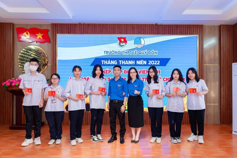 Cô Trần Thị Ninh (áo xanh đứng giữa)- Bí thư Đoàn trường cùng các đoàn viên thanh niên Trường THPT Lê Quý Đôn