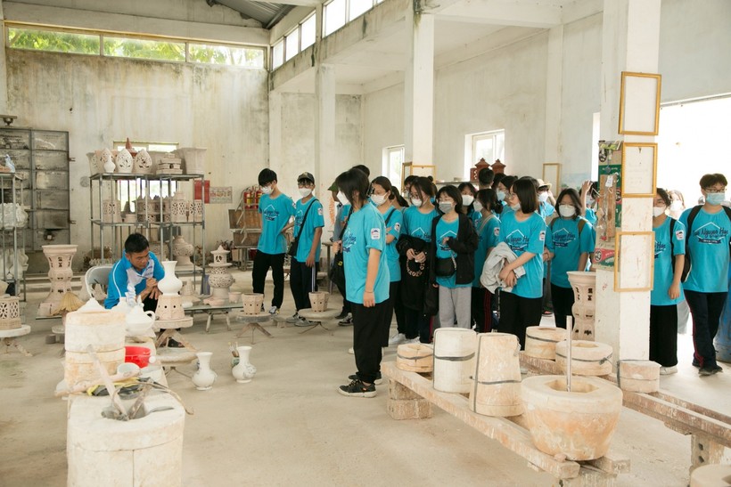 Hoạt động trải nghiệm của học sinh Trường THPT Trần Nguyên Hãn tại Trung tâm Giáo dục và Lao động Gia Minh.