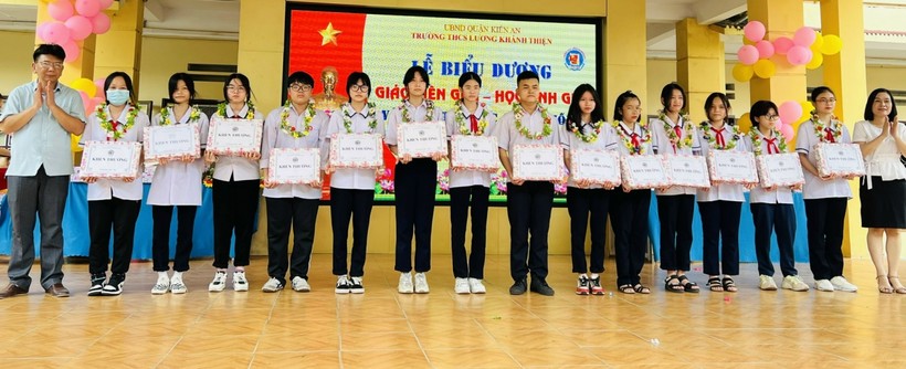 Học sinh Trường THCS Lương Khánh Thiện, quận Kiến An được biểu dương, khen thưởng.