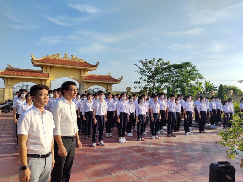 Thầy trò Trường THCS An Dương (huyện An Dương, TP Hải Phòng) thăm viếng nghĩa trang liệt sỹ.