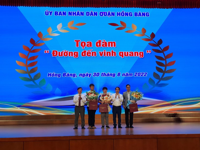 Ông Lê Ngọc Trữ, Bí thư Quận ủy Hồng Bàng tặng hoạ đại biểu khách mời.