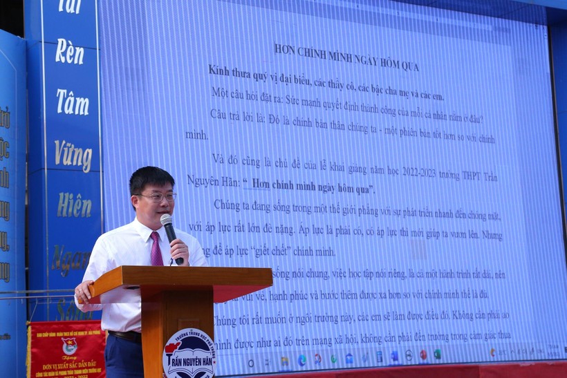 Thầy Nguyễn Minh Quý chia sẻ với học sinh 4 từ khoá để thay đổi bản thân.