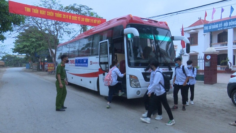 Công an xã Phù Long, huyện Cát Hải hỗ trợ học sinh lên xe.