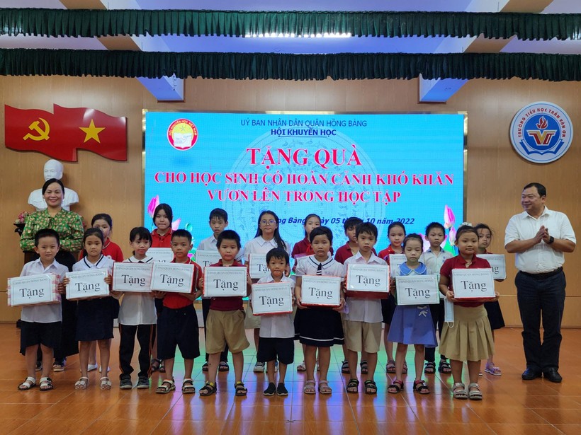 Nhiều học sinh của quận Hồng Bàng được tặng thưởng nhân Ngày hội khuyến học năm 2022.