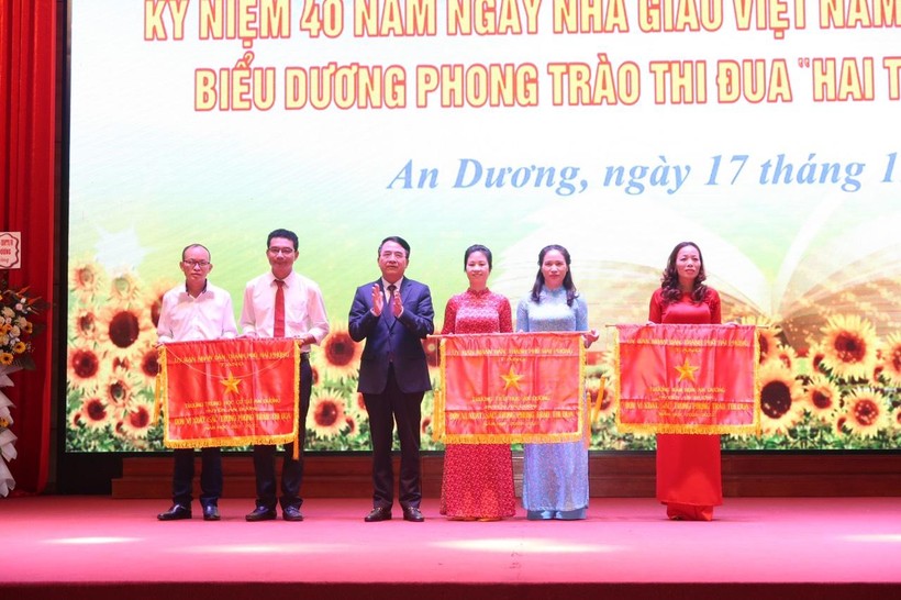 Trường Tiểu học An Dương (cờ giữa) vinh dự nhận Cờ thi đua của UBND thành phố (Ảnh ND).