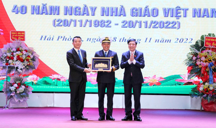 Tổng Thư ký Quốc hội, Chủ nhiệm Văn phòng Quốc hội Bùi Văn Cường trao tặng tập thể thầy, cô giáo Trường đại học Hàng hải Việt Nam bức tranh Tòa nhà Quốc hội Việt Nam.