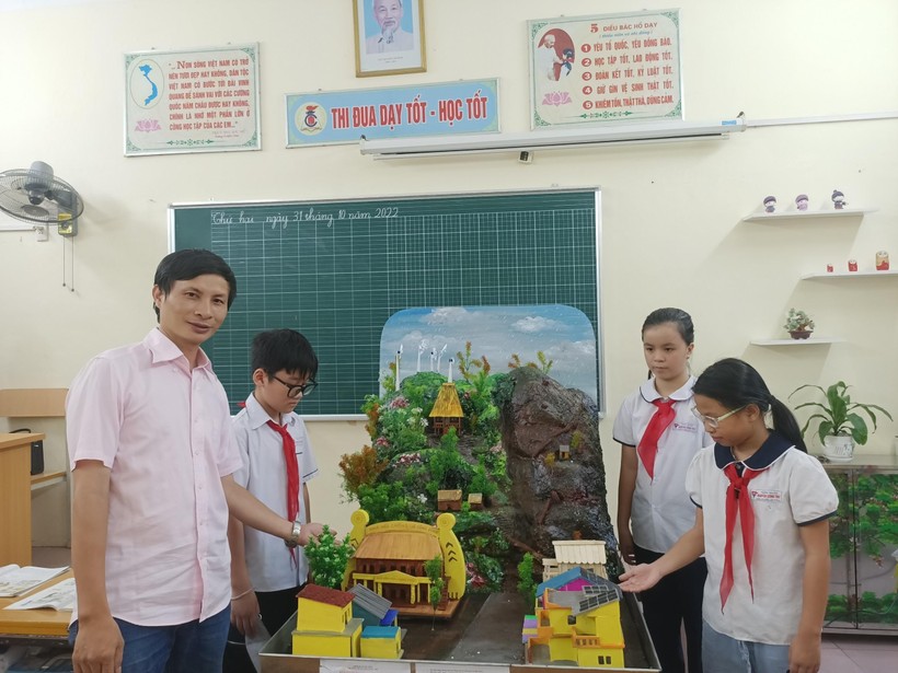 Thầy Thuận cùng học trò trong tiết học sáng tạo.