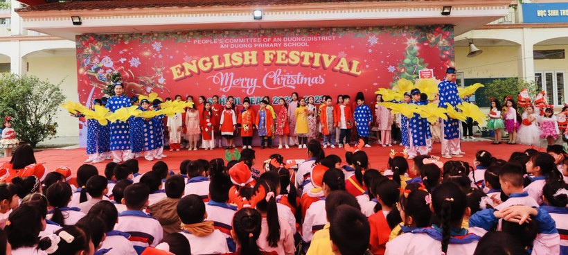 Ngày hội Tiếng Anh là dịp để học sinh nhà trường trải nghiệm, giao lưu cùng nhau trong lễ giáng sinh ấm áp, an lành.