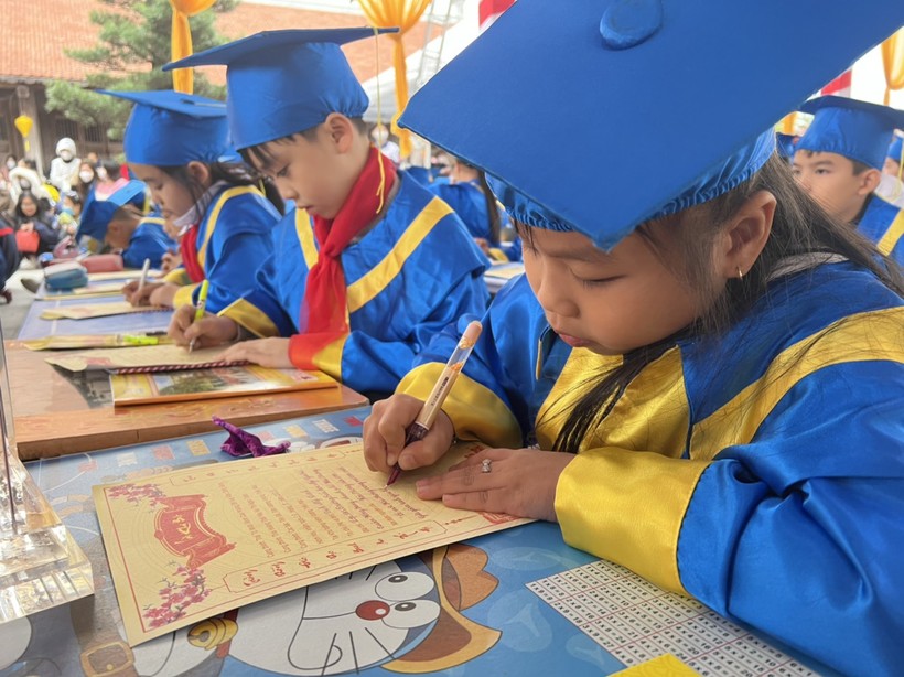 Học sinh Hải Phòng tham dự Lễ hội Khai bút xuân Quý Mão 2023.