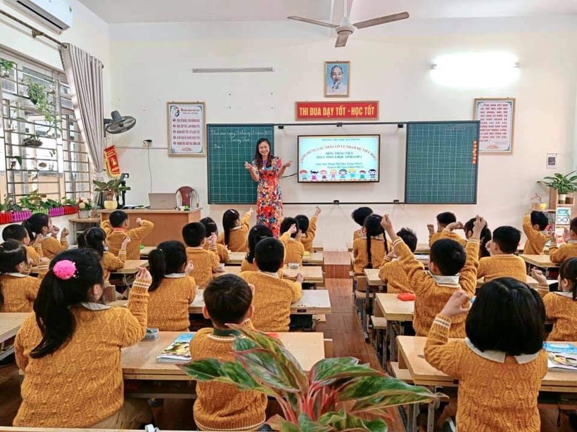 Cô trò Trường Tiểu học Hải Thành trong giờ học.